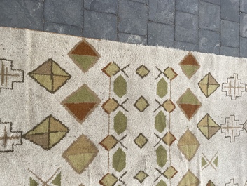 Tapis europ&eacute;en en laine &agrave; d&eacute;cor g&eacute;om&eacute;trique de style Art D&eacute;co, seconde moiti&eacute; du 20&egrave;me si&egrave;cle