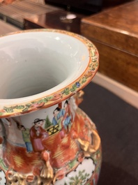 Trois paires de vases en porcelaine de Chine famille rose de Canton &agrave; d&eacute;cor floral et de sc&egrave;nes de palais, 19&egrave;me si&egrave;cle