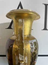Paire de beaux vases Empire en porcelaine de Paris dor&eacute;e et polychrome &agrave; d&eacute;cor de paysages anim&eacute;s, France, premi&egrave;re moiti&eacute; du 19&egrave;me si&egrave;cle