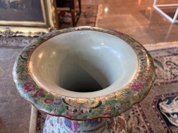 Paire de vases en porcelaine de Chine famille rose de Canton &agrave; d&eacute;cor floral et de sc&egrave;nes de palais, 19&egrave;me si&egrave;cle