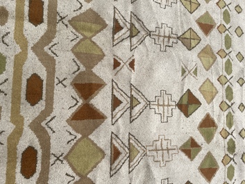 Tapis europ&eacute;en en laine &agrave; d&eacute;cor g&eacute;om&eacute;trique de style Art D&eacute;co, seconde moiti&eacute; du 20&egrave;me si&egrave;cle