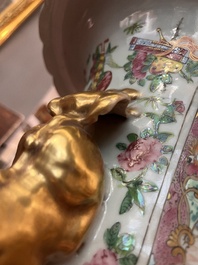 Paire de vases en porcelaine de Chine famille rose de Canton &agrave; d&eacute;cor floral, de sc&egrave;nes de palais et d'antiquit&eacute;s, 19&egrave;me si&egrave;cle