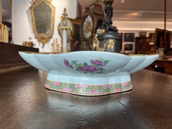 Bol lob&eacute; en porcelaine de Chine famille rose de Canton &agrave; d&eacute;cor de sc&egrave;nes de palais, de faune et de flore, 19&egrave;me si&egrave;cle