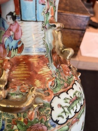 Trois paires de vases en porcelaine de Chine famille rose de Canton &agrave; d&eacute;cor floral et de sc&egrave;nes de palais, 19&egrave;me si&egrave;cle