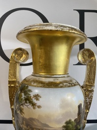 Paire de beaux vases Empire en porcelaine de Paris dor&eacute;e et polychrome &agrave; d&eacute;cor de paysages anim&eacute;s, France, premi&egrave;re moiti&eacute; du 19&egrave;me si&egrave;cle