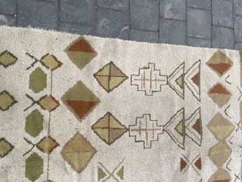 Tapis europ&eacute;en en laine &agrave; d&eacute;cor g&eacute;om&eacute;trique de style Art D&eacute;co, seconde moiti&eacute; du 20&egrave;me si&egrave;cle
