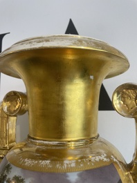 Paire de beaux vases Empire en porcelaine de Paris dor&eacute;e et polychrome &agrave; d&eacute;cor de paysages anim&eacute;s, France, premi&egrave;re moiti&eacute; du 19&egrave;me si&egrave;cle