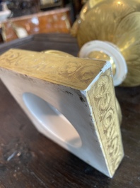 Paire de vases en porcelaine de Paris polychrome et dor&eacute;e &agrave; d&eacute;cor de sc&egrave;nes d'apr&egrave;s Teniers, France, 19&egrave;me si&egrave;cle