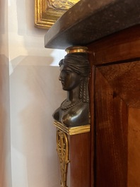 Jean Joseph Chapuis (1765-1864): Buffet Empire de forme demi-lune en placage d'acajou flamm&eacute; aux montures en bronze et dessus en marbre