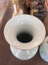 Paire de vases en porcelaine de Chine famille rose &agrave; d&eacute;cor de dame et des enfants dans un jardin de palais jouant avec un chat, 19&egrave;me/20&egrave;me s.