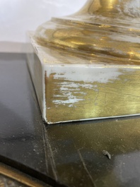 Paire de beaux vases Empire en porcelaine de Paris dor&eacute;e et polychrome &agrave; d&eacute;cor de paysages anim&eacute;s, France, premi&egrave;re moiti&eacute; du 19&egrave;me si&egrave;cle