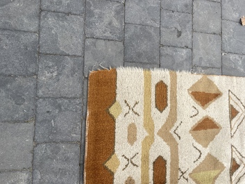Tapis europ&eacute;en en laine &agrave; d&eacute;cor g&eacute;om&eacute;trique de style Art D&eacute;co, seconde moiti&eacute; du 20&egrave;me si&egrave;cle