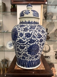 Vase couvert en porcelaine de Chine en bleu et blanc &agrave; d&eacute;cor de rinceaux de lotus, Kangxi