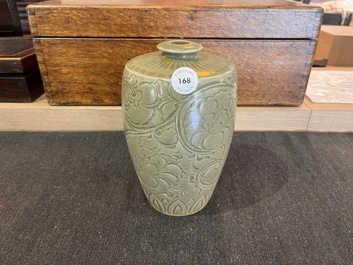 Vase en porcelaine de Chine c&eacute;ladon de style Yaozhou, 19&egrave;me/20&egrave;me si&egrave;cle