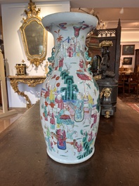 Vase en porcelaine de Chine famille rose &agrave; sujet narratif, 19&egrave;me si&egrave;cle