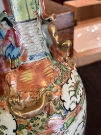 Trois paires de vases en porcelaine de Chine famille rose de Canton &agrave; d&eacute;cor floral et de sc&egrave;nes de palais, 19&egrave;me si&egrave;cle