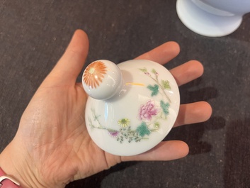 Cinq vases en porcelaine de Chine en bleu et blanc, famille rose et famille verte, 19&egrave;me/20&egrave;me si&egrave;cle