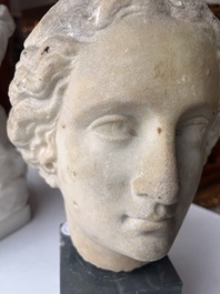 Apr&egrave;s les antiques: T&ecirc;te de dame, marbre sculpt&eacute; sur un socle en marbre, fin du 18&egrave;me si&egrave;cle