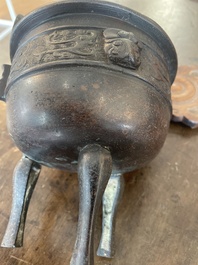 Br&ucirc;le-parfum tripod en bronze au couvercle en bois sculpt&eacute; &agrave; prise en turquoise, Chine, 19&egrave;me si&egrave;cle