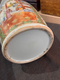 Trois paires de vases en porcelaine de Chine famille rose de Canton &agrave; d&eacute;cor floral et de sc&egrave;nes de palais, 19&egrave;me si&egrave;cle