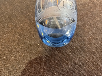 Vase en verre bleu clair &agrave; d&eacute;cor grav&eacute;, Chine, 20&egrave;me si&egrave;cle