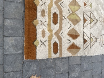 Tapis europ&eacute;en en laine &agrave; d&eacute;cor g&eacute;om&eacute;trique de style Art D&eacute;co, seconde moiti&eacute; du 20&egrave;me si&egrave;cle