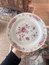 Huit assiettes en porcelaine de Chine famille rose &agrave; d&eacute;cor floral, 18&egrave;me si&egrave;cle