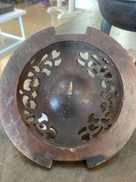 Br&ucirc;le-parfum tripod en bronze au couvercle en bois sculpt&eacute; &agrave; prise en turquoise, Chine, 19&egrave;me si&egrave;cle