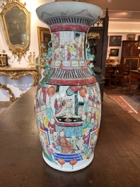 Vase en porcelaine de Chine famille rose &agrave; sujet narratif, 19&egrave;me si&egrave;cle