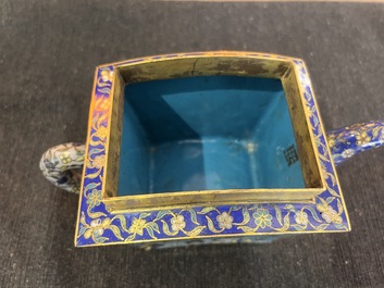 Paire de th&eacute;i&egrave;res en &eacute;maux cloisonn&eacute;s &agrave; d&eacute;cor de papillons et de pies, Chine, 19&egrave;me si&egrave;cle