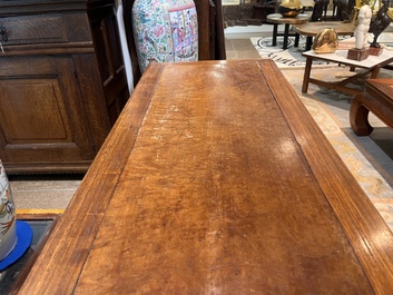 Table d'autel en bois sculpt&eacute; au plateau en bois de racine, Chine, 20&egrave;me si&egrave;cle