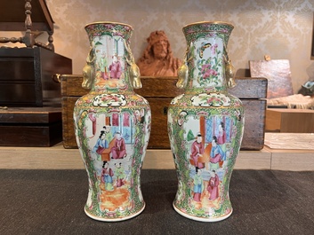 Trois paires de vases en porcelaine de Chine famille rose de Canton &agrave; d&eacute;cor floral et de sc&egrave;nes de palais, 19&egrave;me si&egrave;cle