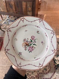 Huit assiettes en porcelaine de Chine famille rose &agrave; d&eacute;cor floral, 18&egrave;me si&egrave;cle