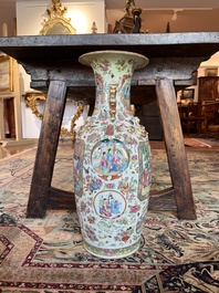 Paire de vases en porcelaine de Chine famille rose de Canton &agrave; d&eacute;cor floral et de sc&egrave;nes de palais, 19&egrave;me si&egrave;cle