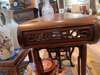 Table d'autel en bois sculpt&eacute; au plateau en bois de racine, Chine, 20&egrave;me si&egrave;cle
