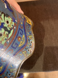 Gong en &eacute;maux cloisonn&eacute;s dans son support en bois sculpt&eacute;, Chine, 19&egrave;me/20&egrave;me si&egrave;cle