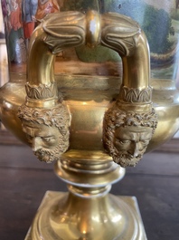 Paire de vases en porcelaine de Paris polychrome et dor&eacute;e &agrave; d&eacute;cor de sc&egrave;nes d'apr&egrave;s Teniers, France, 19&egrave;me si&egrave;cle