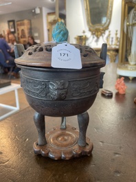 Br&ucirc;le-parfum tripod en bronze au couvercle en bois sculpt&eacute; &agrave; prise en turquoise, Chine, 19&egrave;me si&egrave;cle