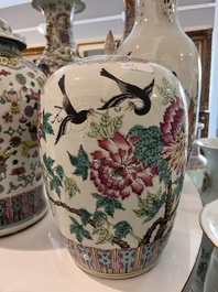 Deux pots couverts et un vase en porcelaine de Chine famille rose &agrave; d&eacute;cor floral et d'antiquit&eacute;s, 19&egrave;me/20&egrave;me si&egrave;cle