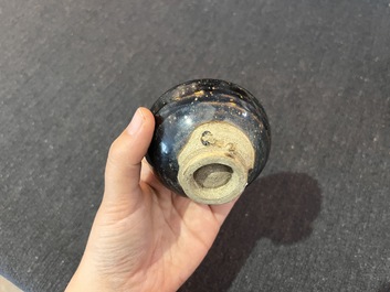 Paire de supports de bols en porcelaine &eacute;maill&eacute;e en brun et noire de style Song, Chine, probablement 20&egrave;me si&egrave;cle