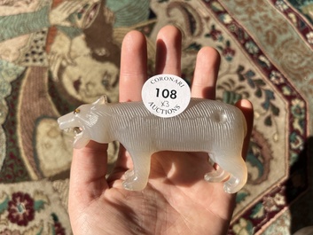 Une t&ecirc;te de bouddha sculpt&eacute;e en jad&eacute;&iuml;te, un tigre en pierre dure et un seau, Chine, 19&egrave;me/20&egrave;me si&egrave;cle