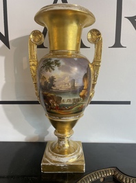 Paire de beaux vases Empire en porcelaine de Paris dor&eacute;e et polychrome &agrave; d&eacute;cor de paysages anim&eacute;s, France, premi&egrave;re moiti&eacute; du 19&egrave;me si&egrave;cle