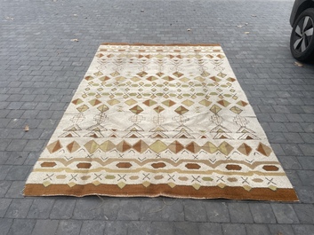 Tapis europ&eacute;en en laine &agrave; d&eacute;cor g&eacute;om&eacute;trique de style Art D&eacute;co, seconde moiti&eacute; du 20&egrave;me si&egrave;cle