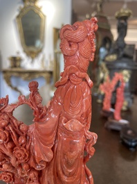 Figure d'une dame avec un oiseau en corail rouge sculpt&eacute;, Chine, 19&egrave;me/20&egrave;me