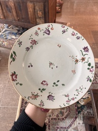 Huit assiettes en porcelaine de Chine famille rose &agrave; d&eacute;cor floral, 18&egrave;me si&egrave;cle