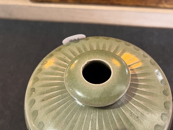 Vase en porcelaine de Chine c&eacute;ladon de style Yaozhou, 19&egrave;me/20&egrave;me si&egrave;cle