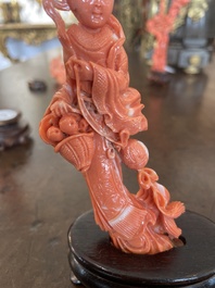 Deux figures de Shou Lao et Lan Cai He en corail rouge sculpt&eacute;, Chine, 19&egrave;me/20&egrave;me si&egrave;cle
