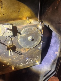 Pendule 't&ecirc;te de poup&eacute;e' Louis XIV en marqueterie Boulle d'&eacute;caille, laiton et &eacute;tain aux montures en bronze dor&eacute;, France, fin du 17&egrave;me si&egrave;cle