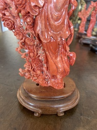 Figure d'une dame avec un oiseau en corail rouge sculpt&eacute;, Chine, 19&egrave;me/20&egrave;me