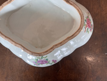 Bol lob&eacute; en porcelaine de Chine famille rose de Canton &agrave; d&eacute;cor de sc&egrave;nes de palais, de faune et de flore, 19&egrave;me si&egrave;cle